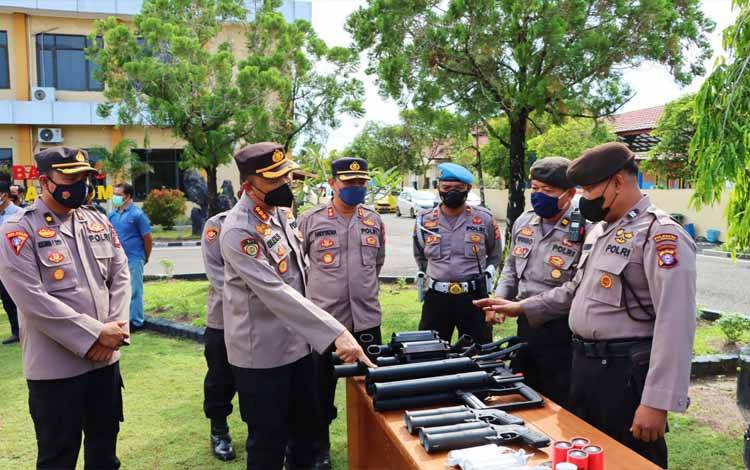 Kapolresta Palangka Raya Kombes Budi Santosa saat melakukan pengecekan Sarpras