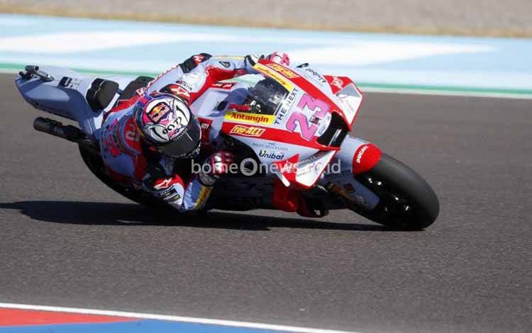 Pebalap tim Gresini Racing Enea Bastianini menjalani Grand Prix Argentina di Sirkuit Termas de Rio Hondo. (3/4/2022)