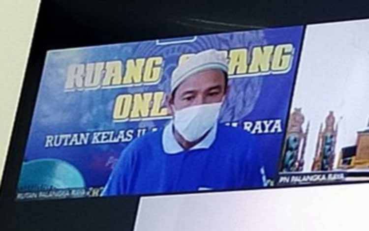 Terdakwa H Utuh saat menjalani sidang Virtual di Pengadilan Negeri Palangka Raya