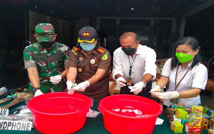 Kejaksaan Kotim Musnahkan Barang Bukti, Obat Kuat Hingga Arak Dibakar