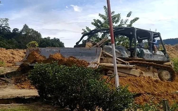 Pembukaan badan jalan di Desa Takajung, Kecamatan Seribu Riam.
