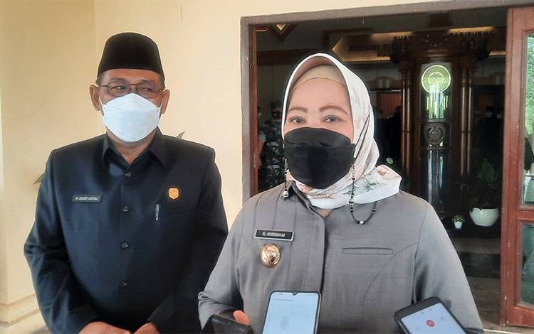 Bupati Kobar Nurhidayah saat bersama Ketua DPRD Kobar M Rusdi Gozali saat diwawancarai awak media.