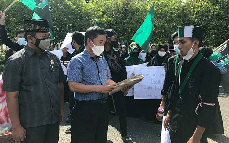 Anggota DPRD Kapuas, Abdurahman Amur dan HM Rosihan menemui mahasiswa pada Senin, 11 April 2022.