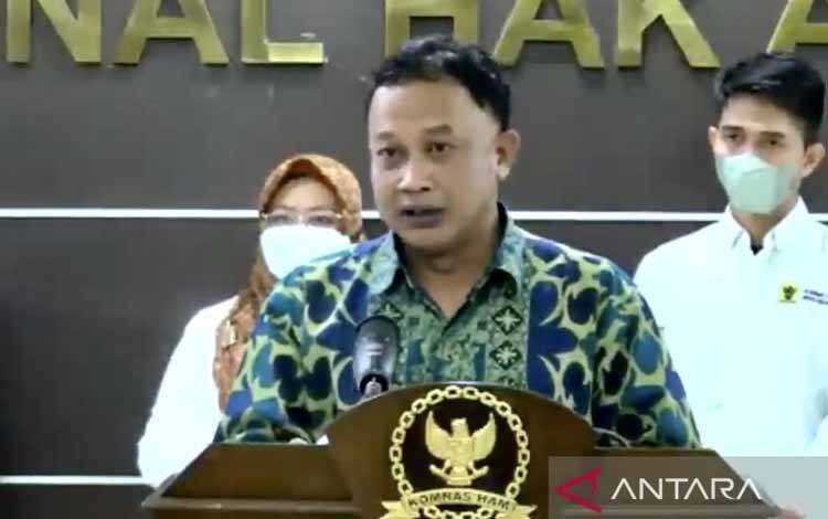 Komisioner Komnas HAM Bidang Pemantauan dan Penyelidikan M. Choirul Anam mengumumkan hasil pemantauan dan penyelidikan Komnas HAM atas kematian dr. Sunardi saat jumpa pers di Jakarta, Senin (11/4/2022), sebagaimana disiarkan kanal YouTube Humas Komnas HAM
