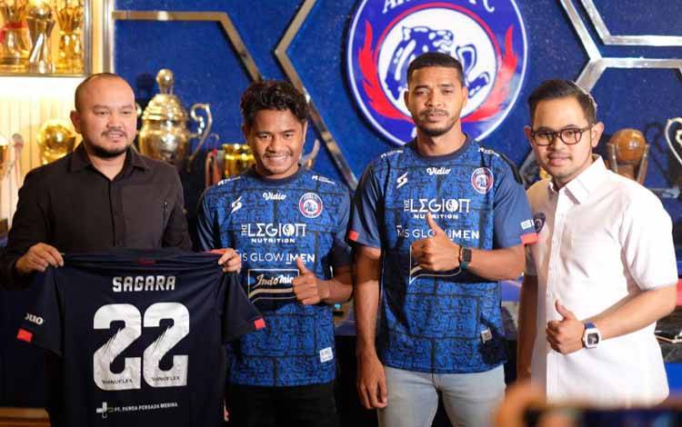 Dari kiri - Manajer Arema FC Ali Rifki, Ilham Udin Armayn, Hasyim Kipuw dan Presiden Klub Arema FC Gilang Widya Pramana, dalam sesi foto bersama usai memperkenalkan skuad baru Singo Edan, di Kota Malang, Jawa Timur, Senin 11 April 2022