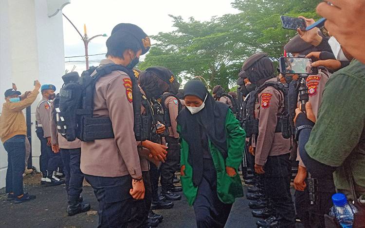 Ratusan Pendemo Diperiksa Saat Memasuki Halaman Kantor DPRD Kalteng