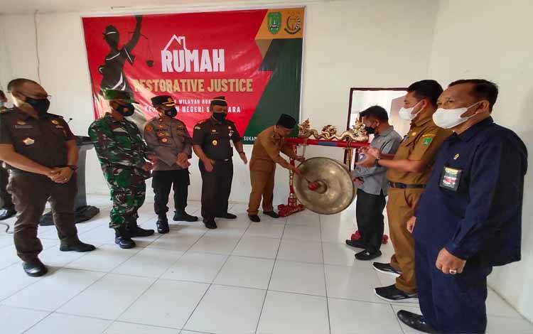 Wabup Sukamara, Ahmadi memukul gong tanda diresmikannya Rumah Restorasi Justice