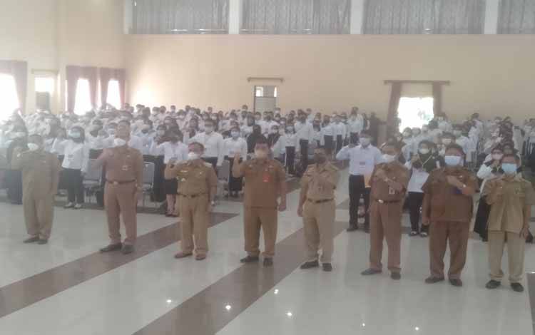 Bupati Katiingan, Sakariyas bersama sejumlah pejabat foto bersama CPNS dan PPPK usai penyerahan SK pengangkatan