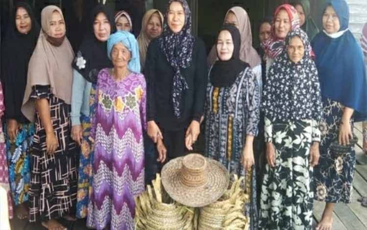 Legislator Kapuas Ini Dorong Pemkab Perhatikan Perajin Anyaman Purun Kembangkan Usaha
