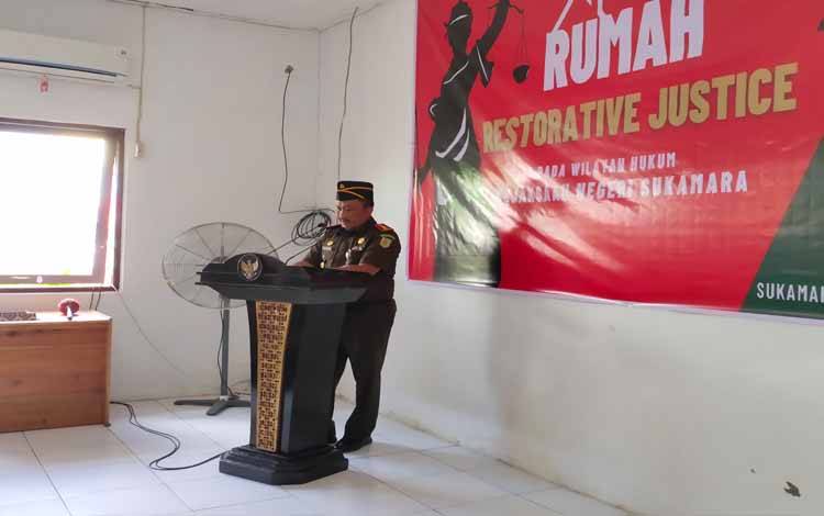Kajari Sukamara, Suhartono menyampaikan sambutan pada acara peresmian Rumah Restorative Justice