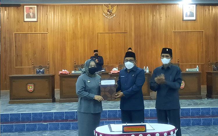 Fraksi DPRD Sepakatai 2 Raperda dan LKPj Bupati Kobar