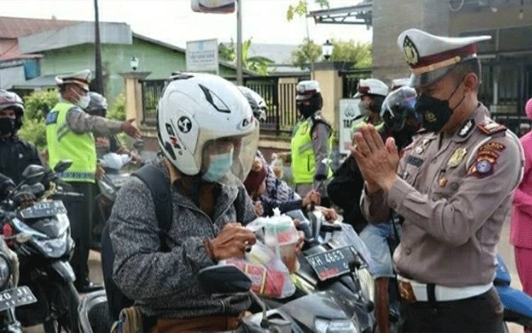 Satlantas Polres Kapuas Berbagi Takjil