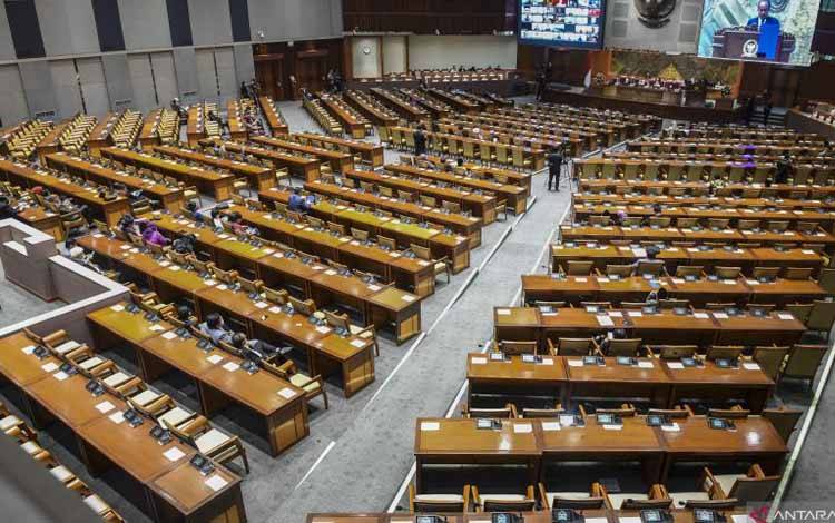 Suasana Rapat Paripurna dengan agenda pembicaraan tingkat II dan pengambilan keputusan terhadap RUU tentang Tindak Pidana Kekerasan Seksual dalam Rapat Paripurna Ke-19 DPR RI Masa Persidangan IV Tahun Sidang 2021-2022 di Kompleks Parlemen, Jakarta, Selasa (12/4/2022)