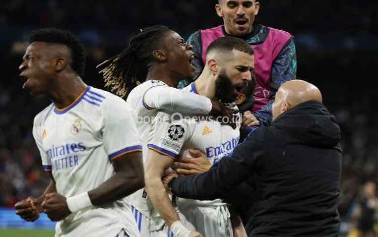 Para pemainReal Madrid merayakan gol Karim Benzema dalam pertandingan leg kedua perempat final Liga Champions lawan Chelsea, Rabu 13 April 2022