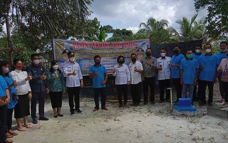 Saran Wakil Ketua I DPRD Gunung Mas pada Pembudidaya Ikan Patin di Desa Bereng Jun agar Semakin Berkembang