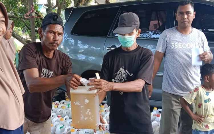 Operasi pasar minyak goreng produksi PT Citra Borneo Utama (CBU) di Kelurahan Kalampangan