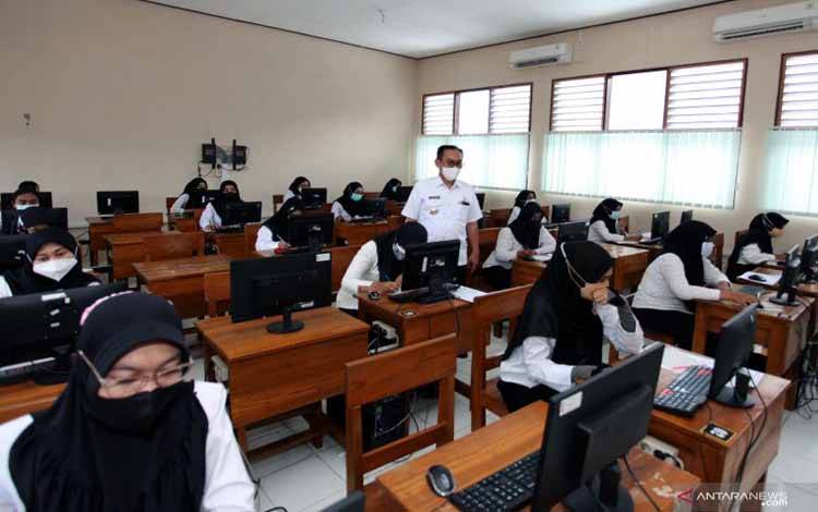 Wakil Wali Kota Blitar Tjutjuk Sunario meninjau ujian tahap II dalam seleksi pegawai pemerintah dengan perjanjian kerja (PPPK) khusus guru di SMKN 1 Kota Blitar, Jawa Timur, Rabu (8/12/2021)