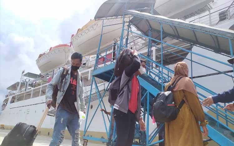 Penumpang kapal saat embarkasi di Pelabuhan Sampit
