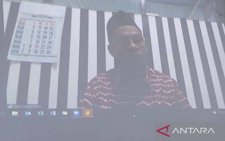 Terdakwa Maliki mengikuti sidang secara daring dari Lapas Kelas IIA Banjarmasin, Rabu (13/4/2022)