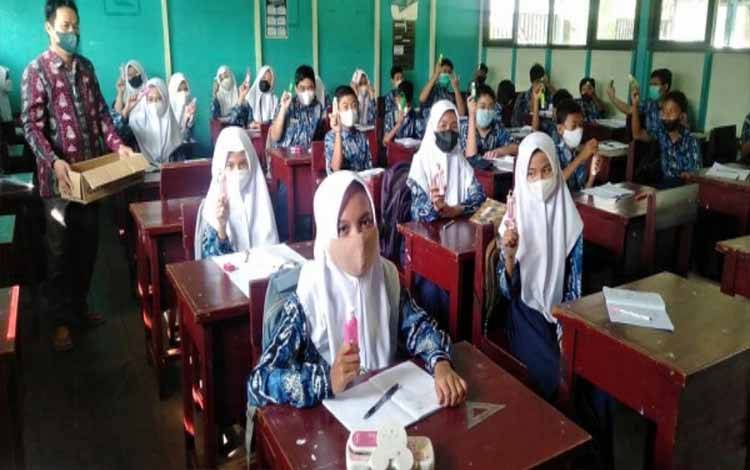MTsN 1 Kapuas Bagikan Hand Sanitizer ke Peserta Didik