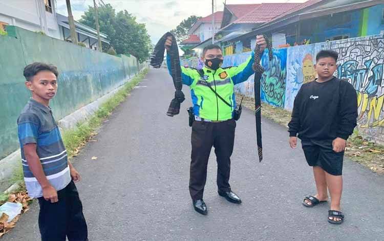 Personel Satlantas Polres Kobar bubarkan aksi perang sarung
