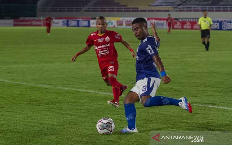 Pesepak bola Persib Bandung Ardi Idrus (kanan) berebut bola dengan pesepak bola Persija Jakarta Riko Simanjuntak (kiri) pada pertandingan Liga I di Stadion Manahan, Solo, Jawa Tengah, Sabtu (20/11/2021)
