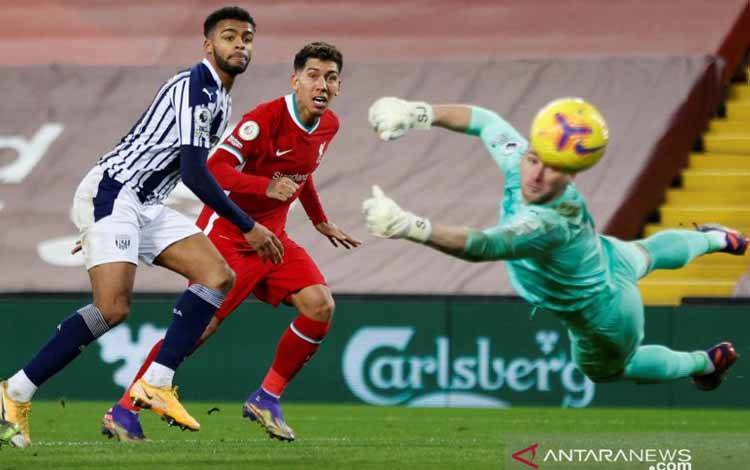 Pemain sepak bola West Bromwich Albion Sam Johnstone menyelamatkan gawang dari pemain sepak bola Liverpool Roberto Firmino saat pertandingan antara West Bromwich Albion melawan Liverpool dalam Liga Premier di Anfield, Liverpool, Britain, Minggu (27/12/2020)