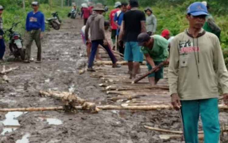 Warga Desa Bakung Raya dan Setia Mulia Gotong Royong Perbaiki Jalan Rusak