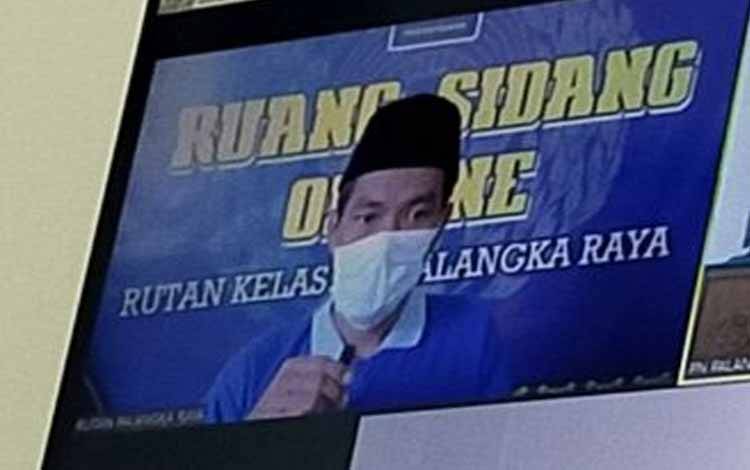 Terdakwa saat menjalani sidang virtual di Pengadilan Negeri Palangka Raya