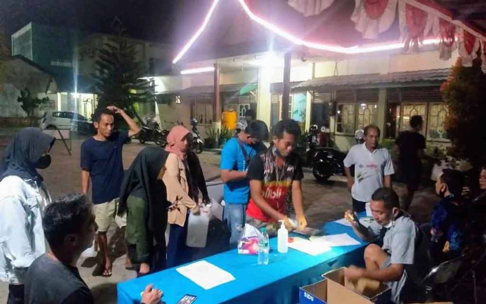 Kelurahan MB Hilir Layani Warga Beli Minyak Goreng hingga Malam Hari