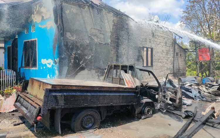 Kebakaran yang terjadi saat adanya aktivitas melangsir BBM disebuah rumah yang berlokasi di Jalan Masjid RT 10 Keluarga Candi, Kecamatan Kumai, Kabupaten Kobar, Jumat 15 April 2022