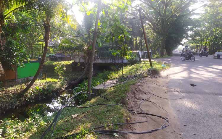 Kabel Listrik Putus Tersangkut Alat Berat dan Ratusan Rumah Padam