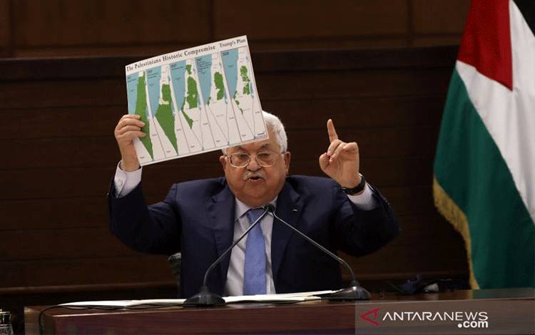 Arsip--Presiden Palestina Mahmoud Abbas menghadiri pertemuan secara daring dengan faksi Palestina mengenai kesepakatan Israel dan Uni Emirat Arab untuk menormalisasi hubungan, di Ramallah, Tepi Barat, Kamis (3/9/2020). Alaa Badarneh/Pool via REUTERS/WSJ/cfo (REUTERS/POOL/POOL)
