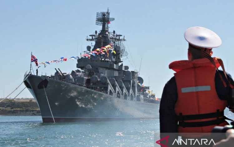 Warga Rusia Berduka Tenggelamnya Kapal Perang Moskva