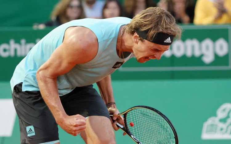 Petenis Jerman Alexander Zverev meluapkan emosinya setelah berhasil mengalahkan petenis Italia Jannik Sinner pada babak perempat final turnamen Monte Carlo Masters di Prancis, Jumat (15/4/2022)