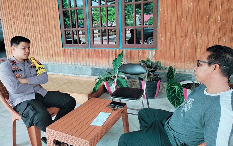 Jalin Silaturahmi Kapolsek Hanau Sambangi Kades Tanjung Hara