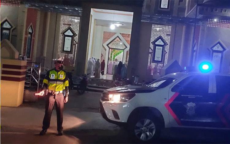Satlantas Polres Seruyan Lakukan Pengaturan Lalu Lintas Saat Pelaksanaan Salat Tarawih