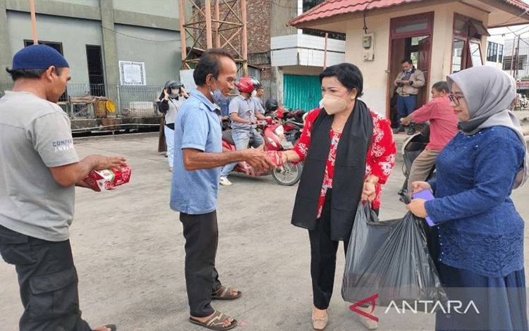Anggota GOW Kotim Turun ke Jalan Bagikan 1.500 Takjil