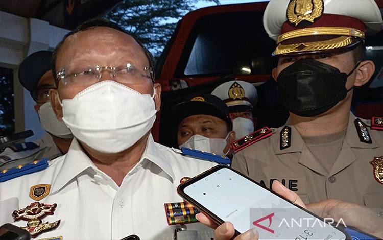 Direktur Jenderal Perhubungan Darat Budi Setiyadi (kiri) memberikan keterangan pers terkait dengan mudik gratis Lebaran 2022 di sela kegiatan inspeksi keselamatan di Terminal Bus Tipe A Bulupitu Purwokerto, Kabupaten Banyumas, Sabtu (16/4/2022) petang. ANTARA/Sumarwoto