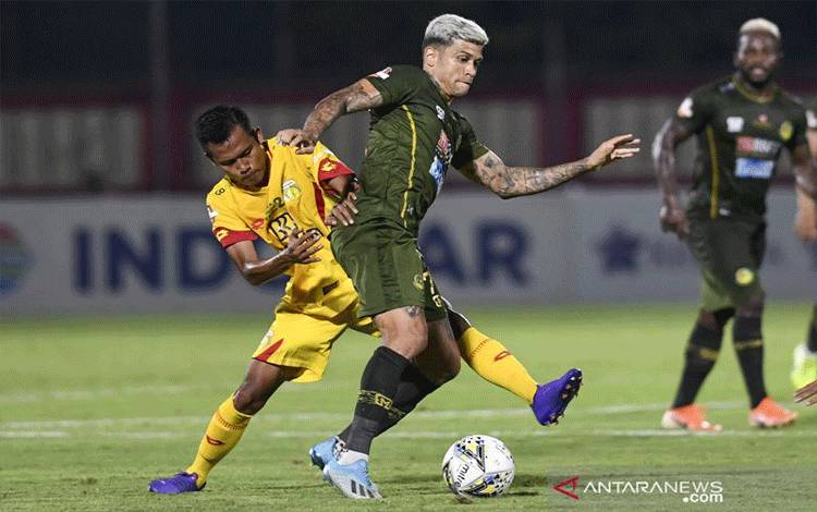 Penyerang sayap Tira Persikabo Ciro Henrique Alves Ferreira e Silva (kanan) dihadang gelandang Bhayangkara FC Wahyu Subo Seto (kiri) pada laga lanjutan Liga 1 di Stadion PTIK, Jakarta, Sabtu (19/10/2019). Pertandingan tersebut dimenangkan Bhayangkara FC dengan skor 2-0. ANTARA FOTO/Hafidz Mubarak A/ama.