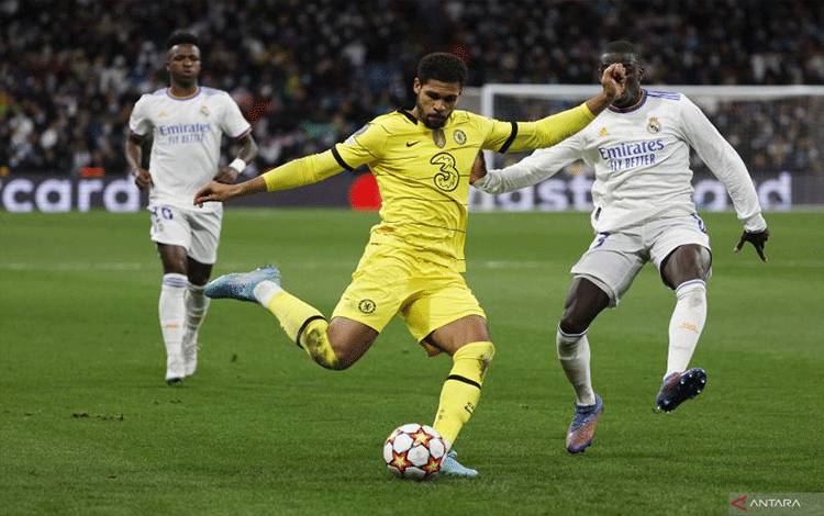 Pemain Chelsea Ruben Loftus-Cheek (tengah) saat pertandingan leg kedua perempat final Liga Champions kontra Real Madrid di Santiago Bernabeu, Madrid, Spinyol, pada 12 April 2022 (ANTARA/REUTERS/SUSANA VERA)