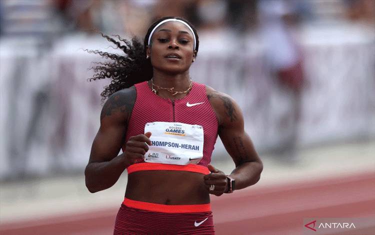 Pelari Jamaika Elaine Thompson-Herah saat finish semifinal 100m lomba atletik USATF Golden Games di Hilmer Lodge Stadium, California, Sabtu (16/4/2022) (ANTARA/AFP/KATHARINE LOTZE)