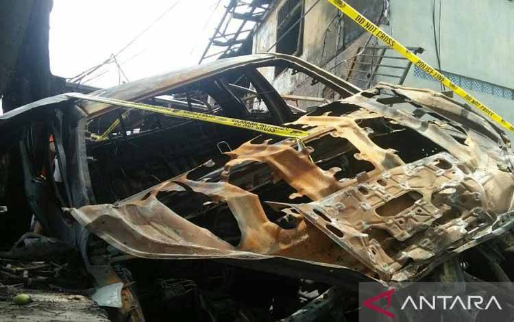 Mobil Triton bekas terbakar setelah menabrak lapak bensin eceran dan teras ruko yang menyebabkan tiga ruko di Samarinda terbakar, Minggu (17/4/2022)