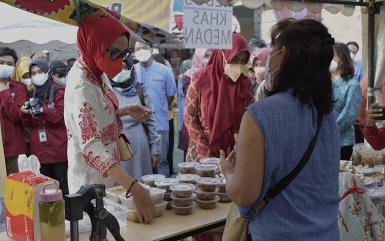 Ketua Dekranasda Prov Kalteng Ivo Sugianto Sabran saat meninjau stand IKM dalam event Gebyar Safari Ramadan