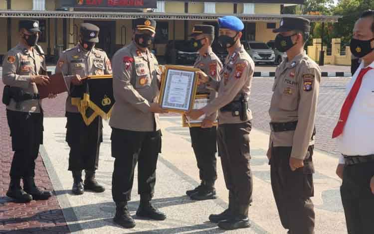 Kapolres Seruyan Berikan Reward kepada 4 Personel Berprestasi