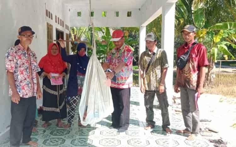 Camat Kapuas Kuala, Inop saat meninjau pelaksanaan Posyandu di Desa Lupak Timur