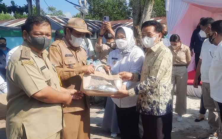 Bupati Kobar: Zakat dari Abdul Rasyid Sangat Membantu Bagi Masyarakat