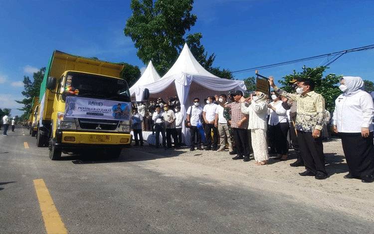 VIDEO: Pelepasan Truk Pengangkut Zakat Keluarga H Abdul Rasyid AS untuk Masyarakat Kalteng