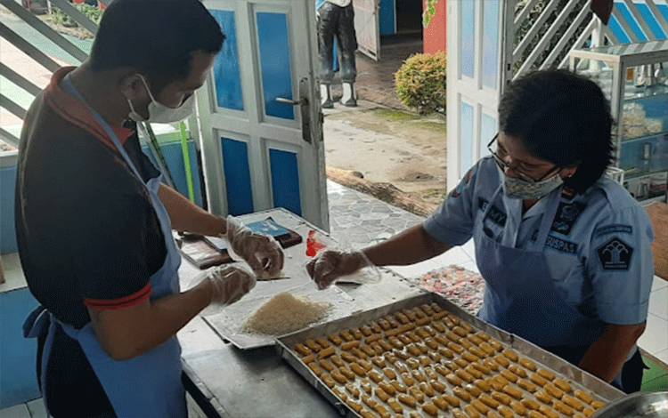 WBP Lapas Kelas IIA Palangka Raya Diajarkan Membuat Kue Lebaran