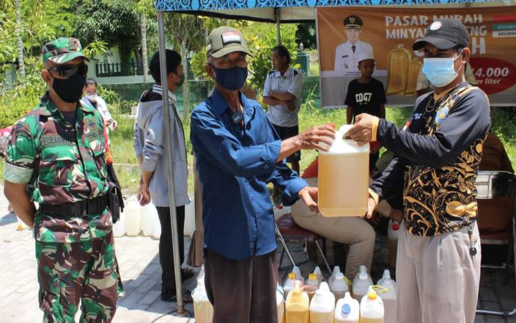 Kecamatan Pahandut Salurkan Minyak Goreng Murah ke 6 Kelurahan